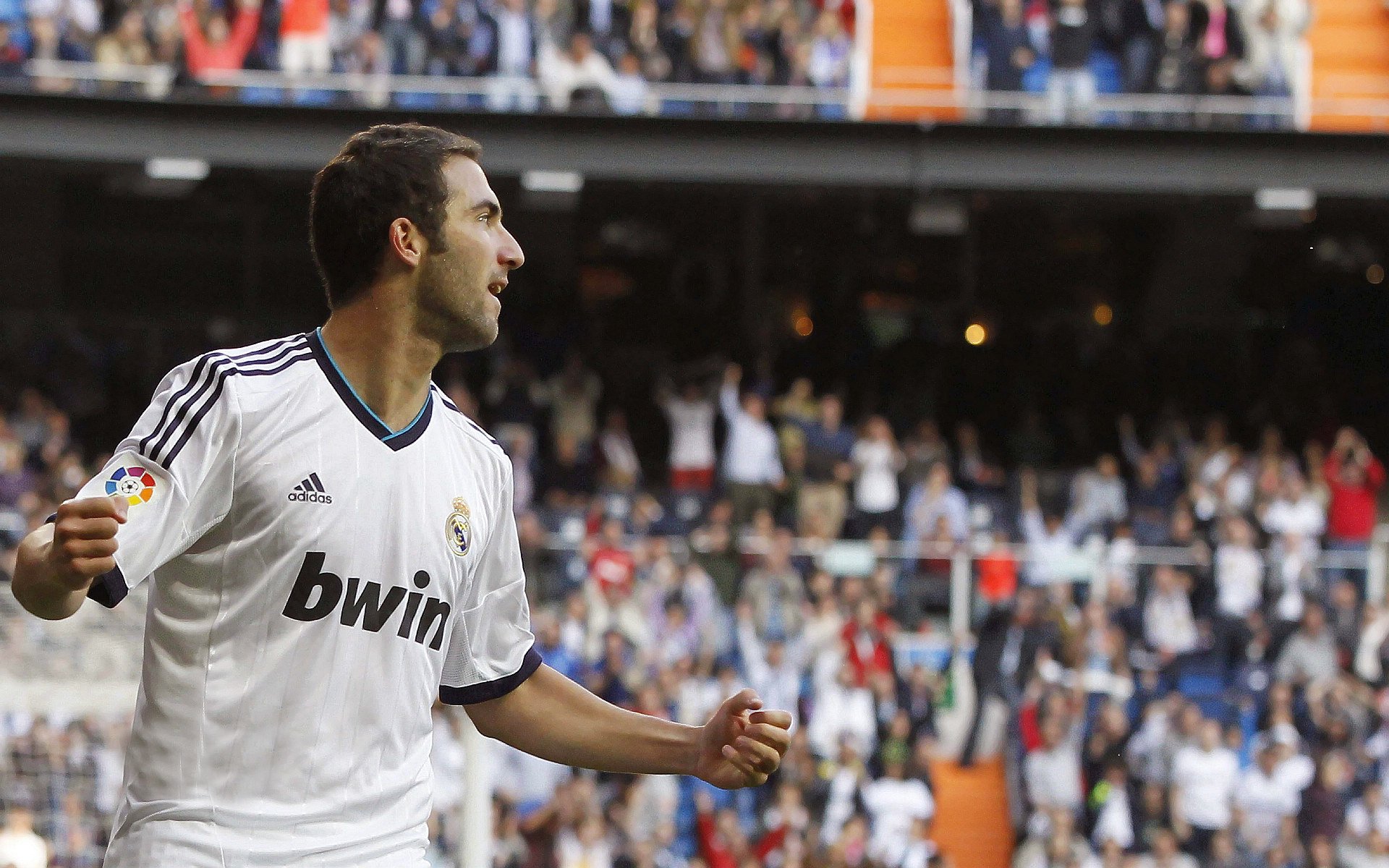 世界杯：多位球星在赛后第一时间找进球少年合影